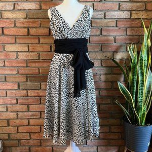 London Times Beautiful Dress in Black and Ivory Size 6